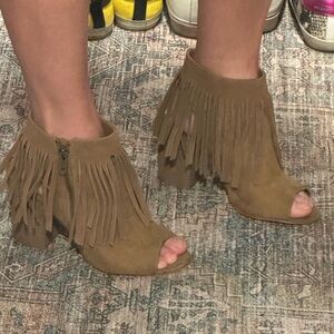 CARLOS Fringe “Jasper 2” Peep-Toe Ankle Boots - Tan Sz 9.5